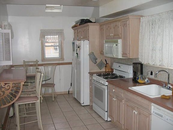Eat-in-Kitchen