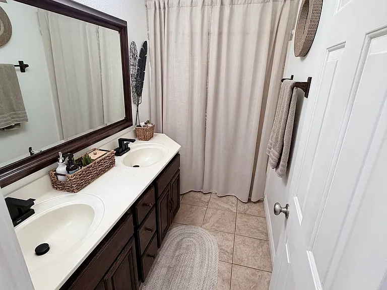 Lakebreeze Ln — Photo 4