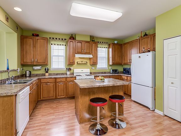 5th image of 543 W Tremont Ln