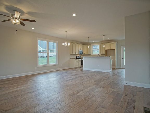 3rd image of 606 Devon Ln