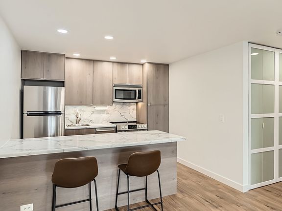 5th image of 420 W Aldine Ave APT 201