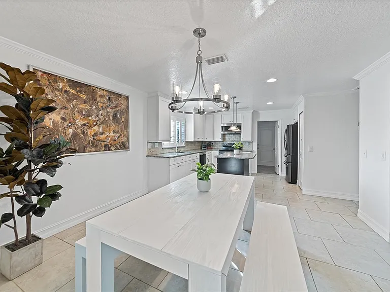 310 Franklyn Ave — Photo 12