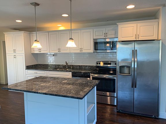 KITCHEN W/ ISLAND