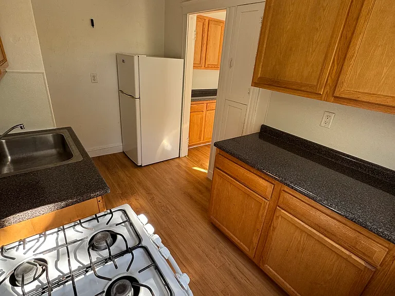70 Chiswick Rd #33 — Photo 4