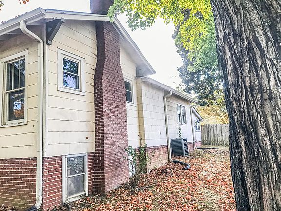 3rd image of 122 Hillcrest Dr