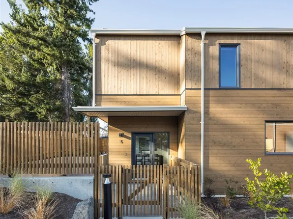 1520 Louise Pl #5, Saanich, BC V8P 2T8