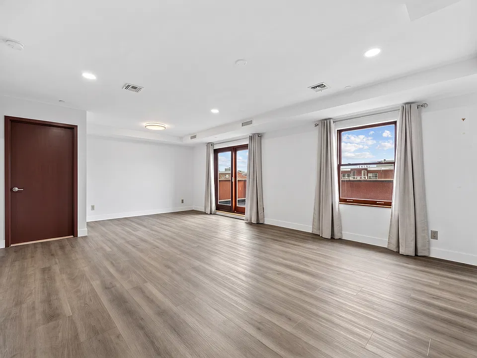 2381 Ocean Ave #6D