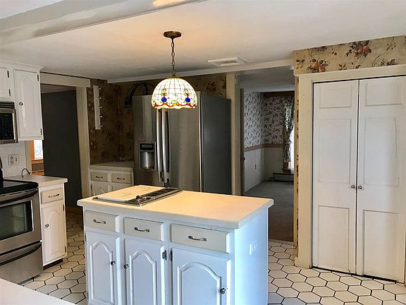 4th image of 50 Highland St