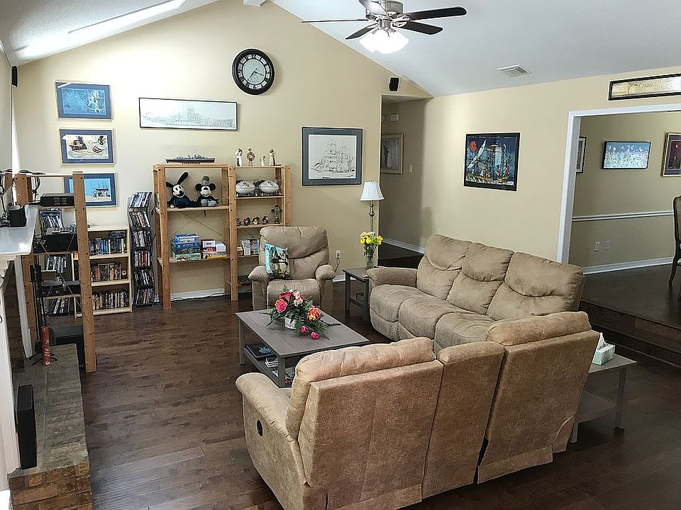 Huge family room w/fireplace