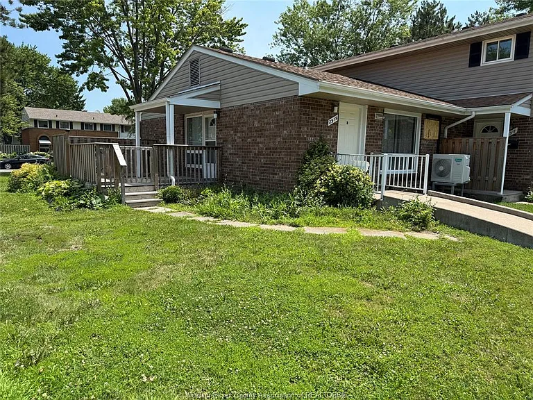 2915 Meadowbrook Ln #10 — Photo 3