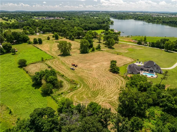 E Lake Rd, Springdale, AR 72762