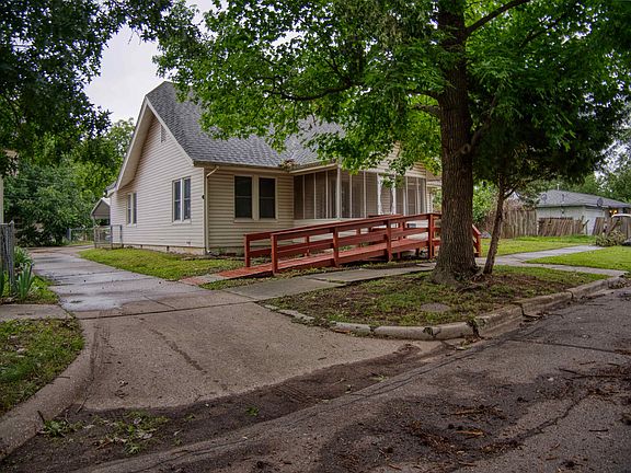 3rd image of 918 1st Ave NW