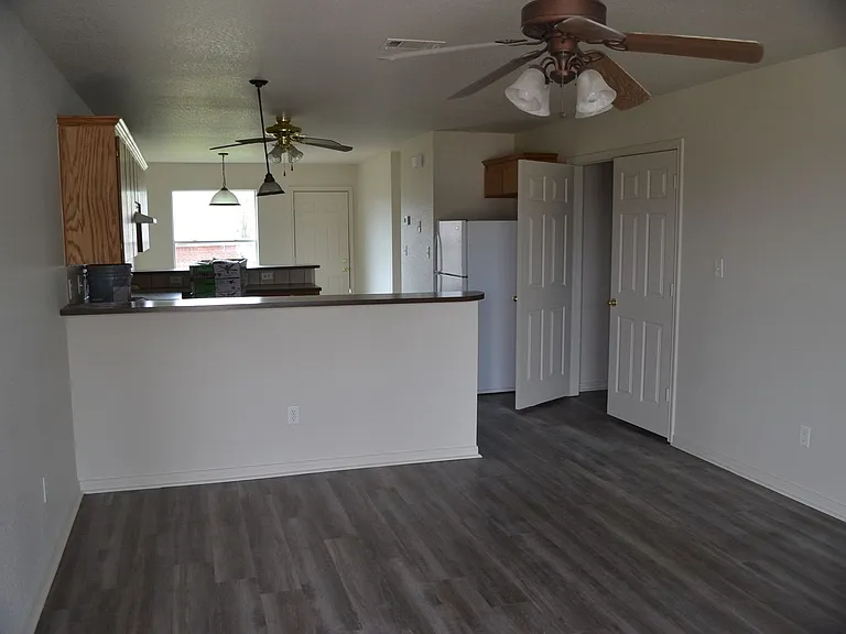 212 Janelle Dr — Photo 2