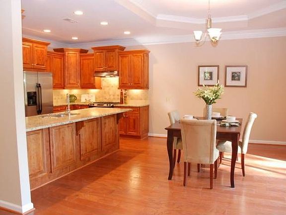 Kitchen & Breakfast Area