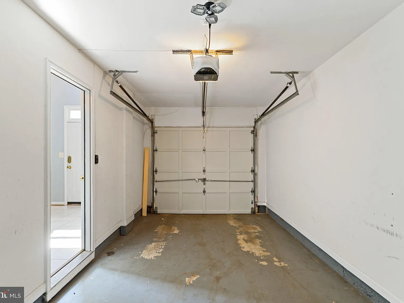 3 bed, 4.0 bath, 2018 sqft, $3,000 — Photo 3