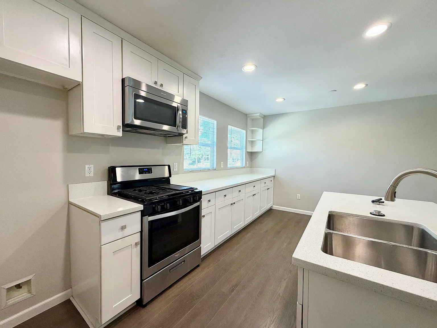 2 bed, 1100 sqft, $2,995 — Photo 3