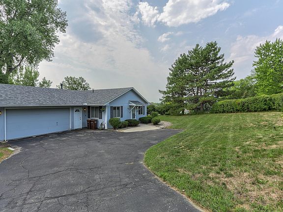 3rd image of 8815 Hillview Dr