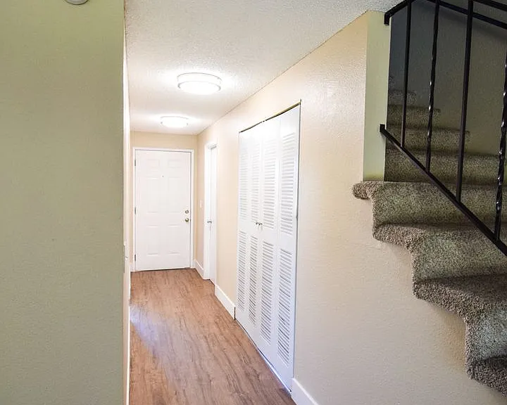 Spacious 2 bedroom 1.5 bath Town house Apartment! — Photo 6