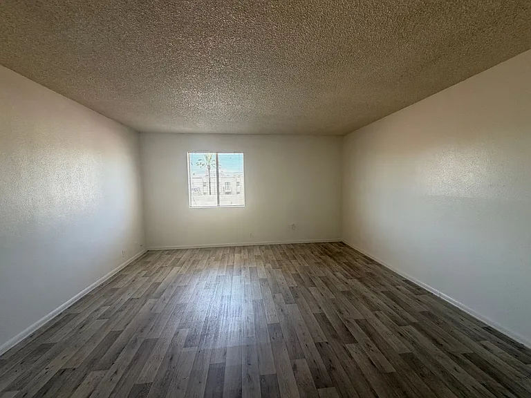 3205 E Earll Dr — Photo 4