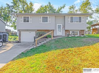 7761 Greenleaf Dr, La Vista, NE 68128
