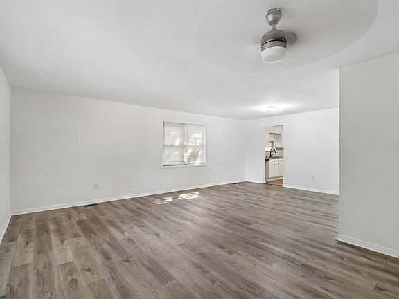 4th image of 20 Hedgewood Dr