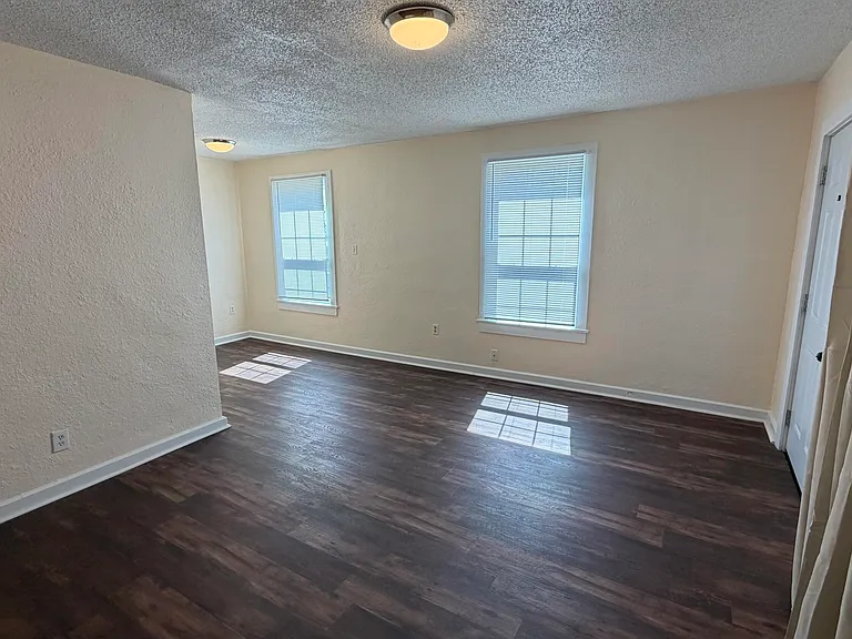 300 N James Ave — Photo 3