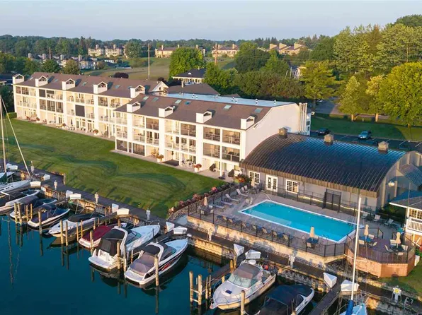 206 Ferry Ave APT 44, Charlevoix, MI 49720