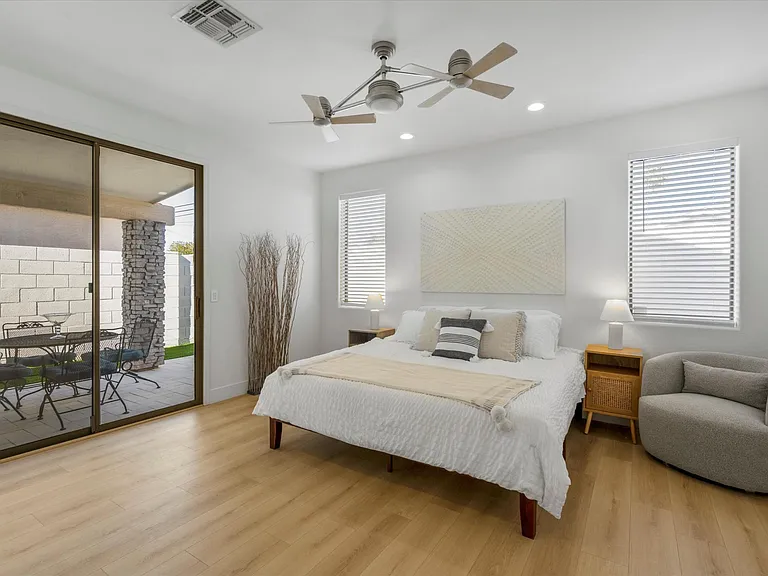 1084 E Susan Ln — Photo 16