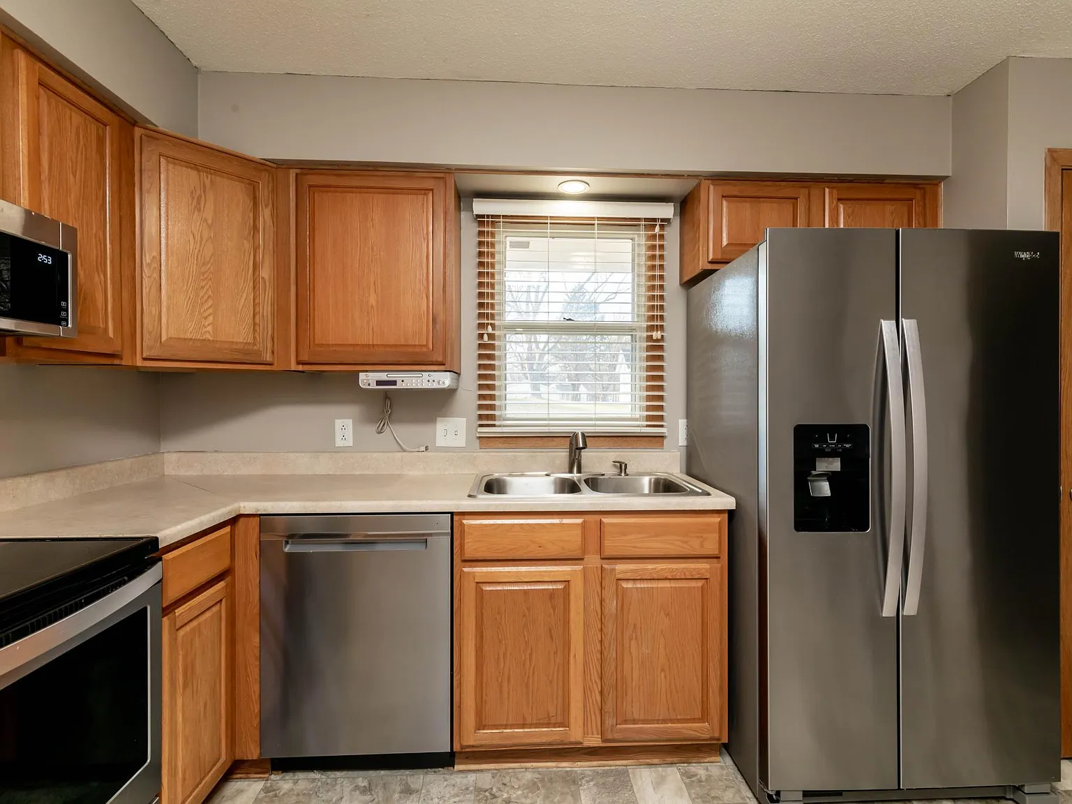 3 bed, 910 sqft, $1,675 — Photo 4