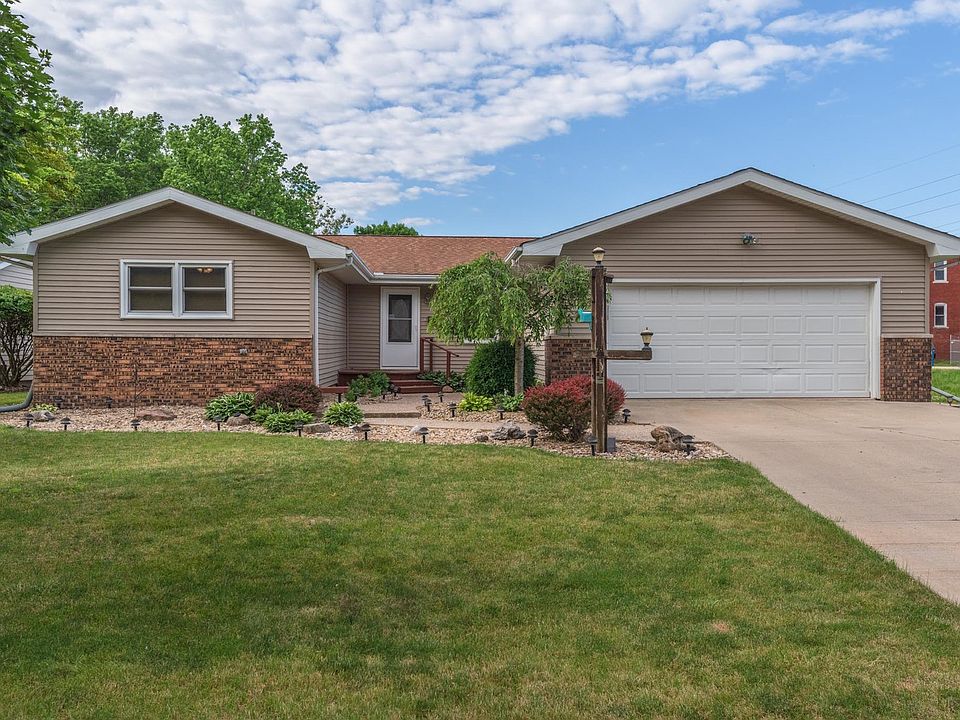 702 E North St, Pontiac, IL 61764 Zillow