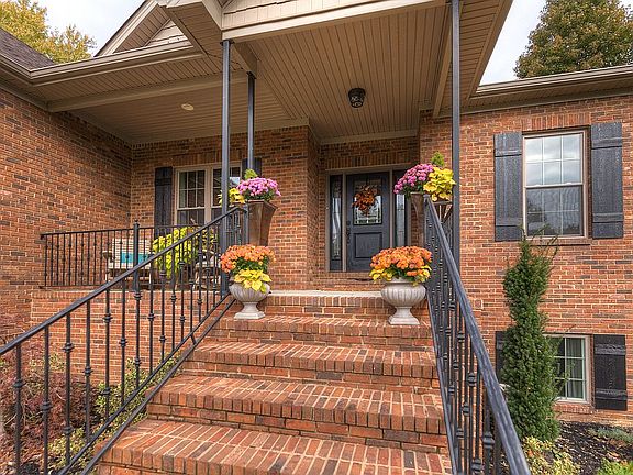2nd image of 1201 Hickory Ln