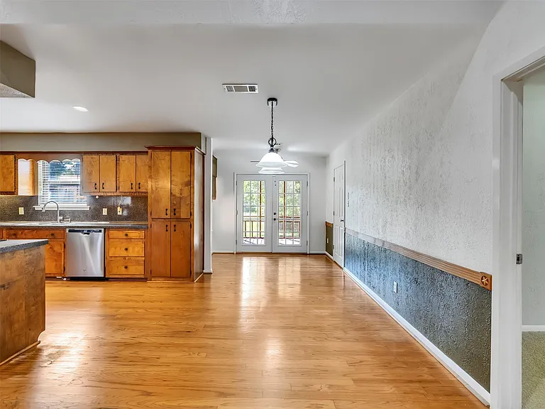 18085 Lake Dr E — Photo 17