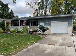 814 S 20th St, Grand Forks, ND 58201