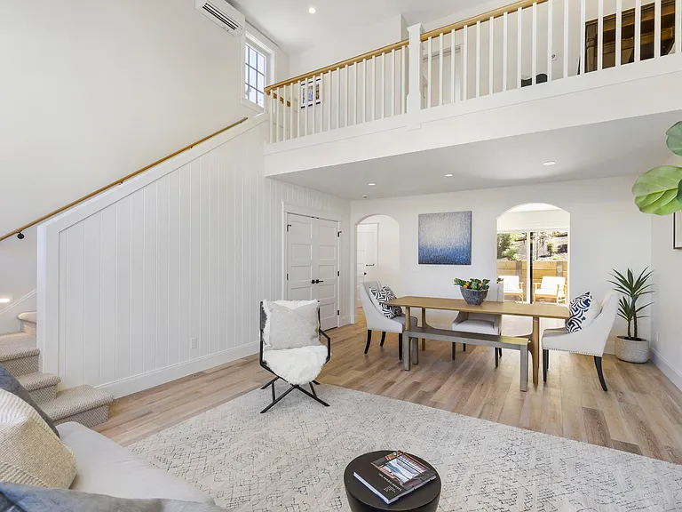 4612 Chardonnay Ln NE — Photo 3
