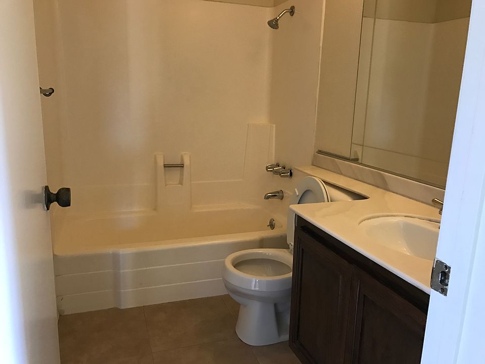 Full bathroom - 2nd Floor