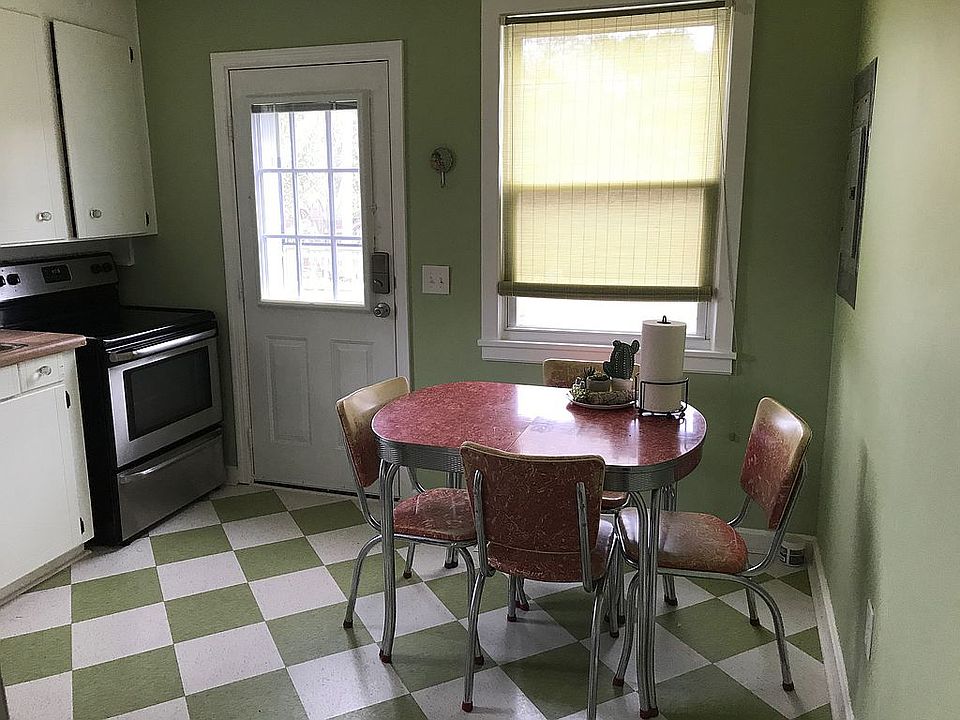 2nd image of 725 Blackstone Ave