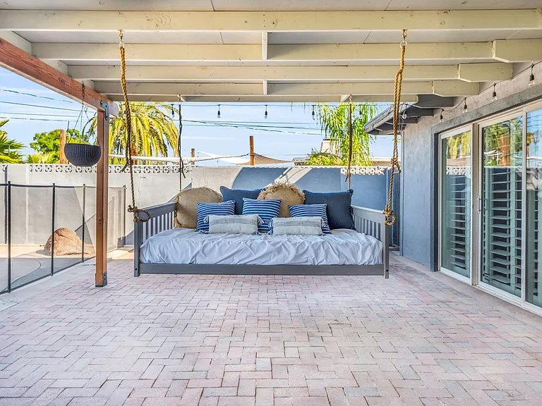 Relaxing oversized bed swing