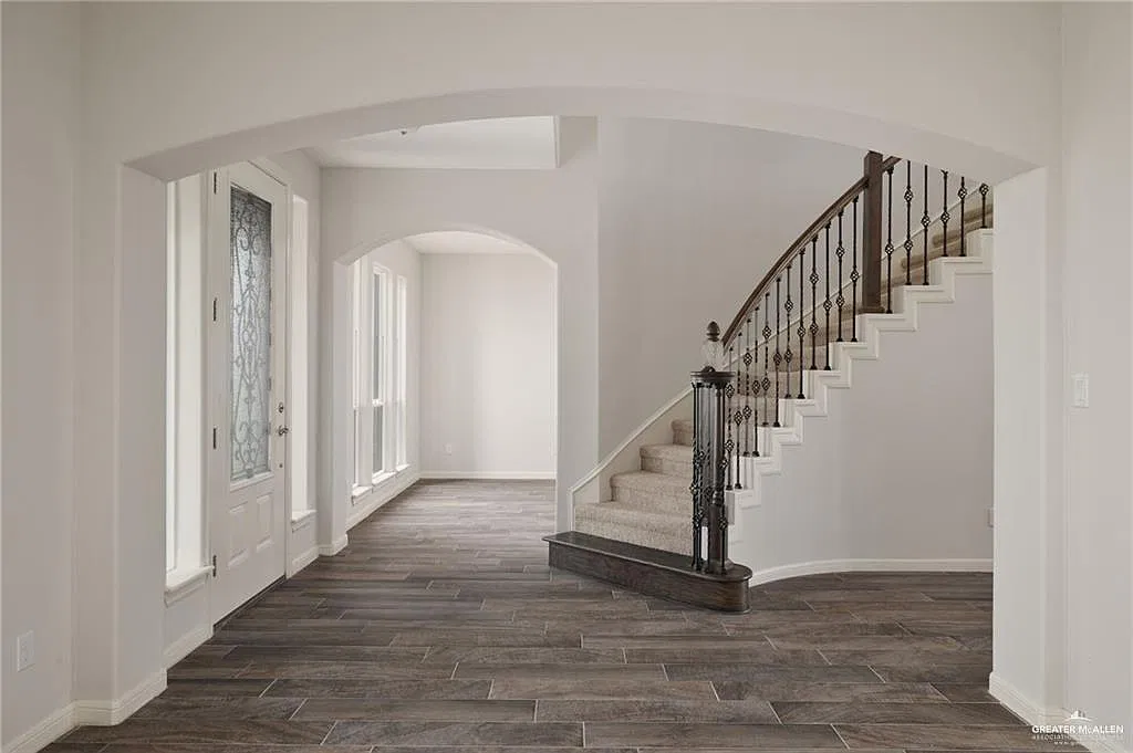 6 bed, 4.5 bath, 3852 sqft, $4,000 — Photo 3