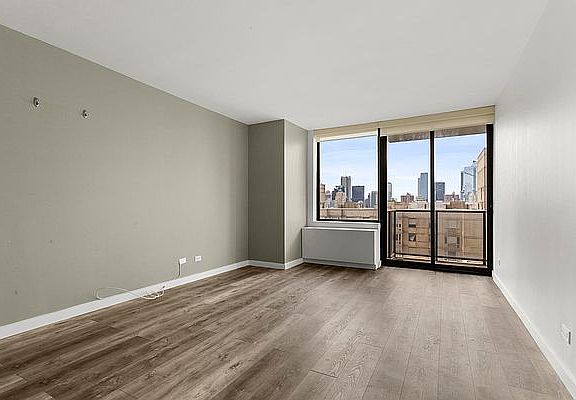 3rd image of 161 W 61st St APT 22H