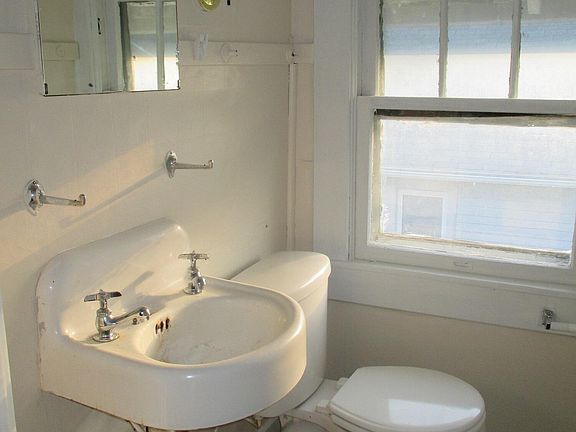 5th image of 1043 Ontario St