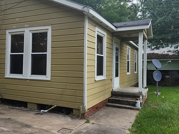 3rd image of 628 W Bertheaud Ave