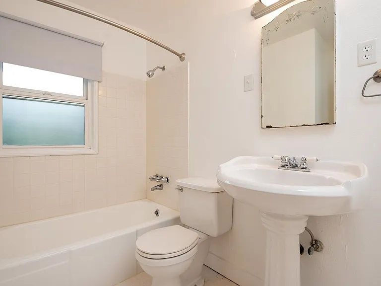 2211 NE Pacific St — Photo 6