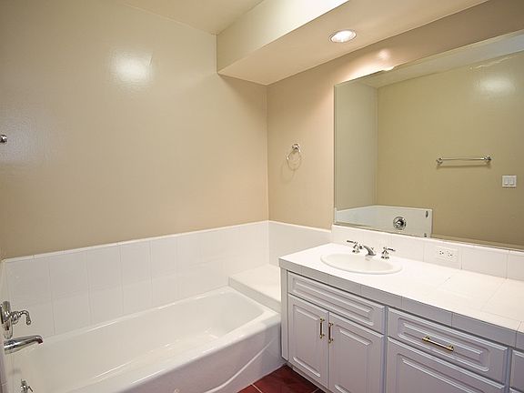 4th image of 451 S Barrington Ave APT 101