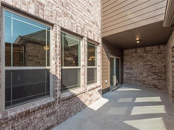 3rd image of 317 Tottenham Ct