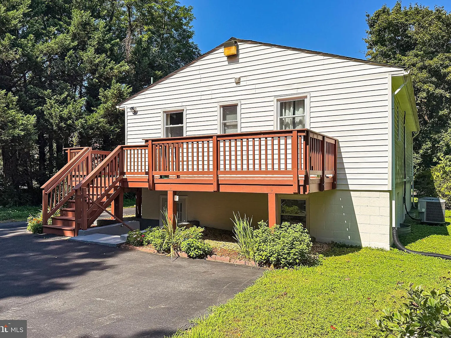 3 bed, 2.0 bath, 1765 sqft, $3,200 — Photo 4