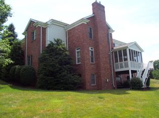 1533 Fox Chase Ln, Pittsburgh, PA 15241