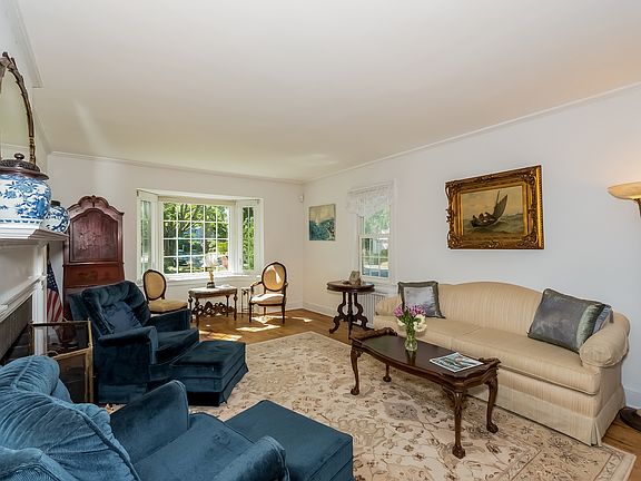 Spacious living room