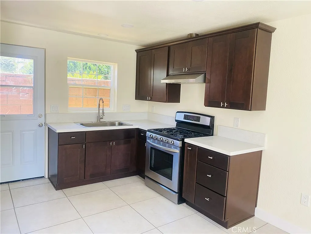 Studio, 400 sqft, $1,800 — Photo 3
