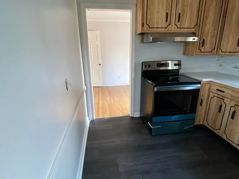 706 E 250th St — Photo 35