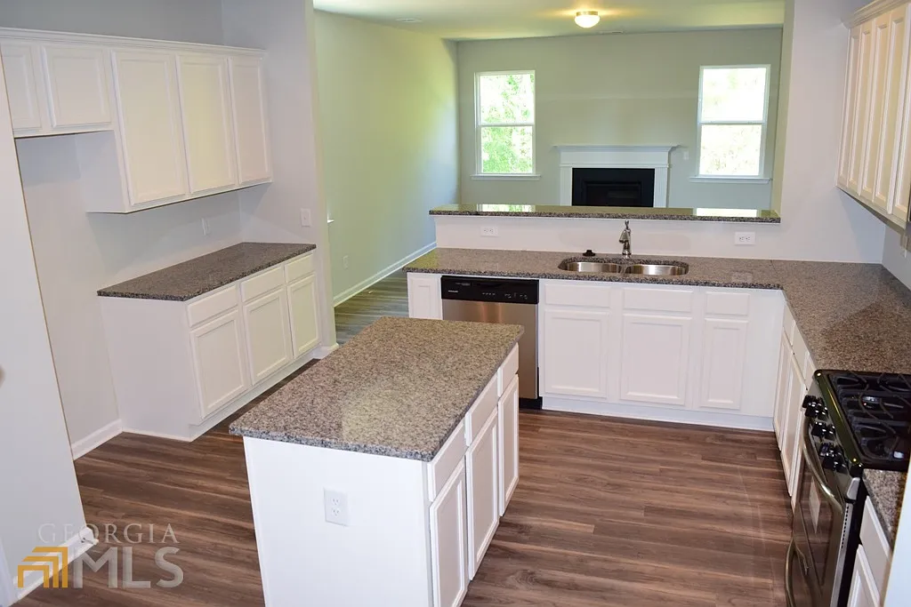 4 bed, 2.5 bath, 2210 sqft, $2,400 — Photo 2
